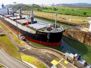 Buque atravesando las esclusas del Canal de Panamá