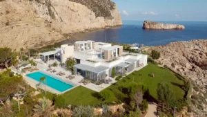 Villa de lujo en Ibiza con vistas al mar y piscina infinita