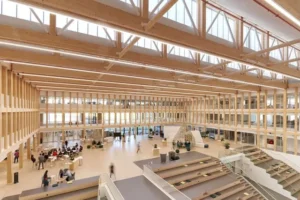 Estructura arquitectónica moderna con vigas de glulam