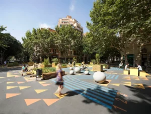 Calles pacificadas y verdes en una supermanzana de Barcelona
