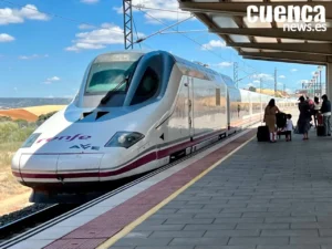 Tren AVE en estación de ciudad mediana en España