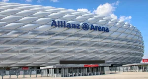 Allianz Arena Champions 2025 con fachada iluminada y arquitectura sostenible