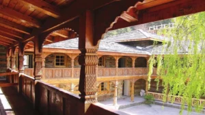 Arquitectura Kath Kuni tradicional con tallas de madera y muros de piedra