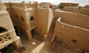 Vivienda tradicional construida con arquitectura vernácula de tierra en el Sahel africano, muestra de adaptación climática y eficiencia energética pasiva