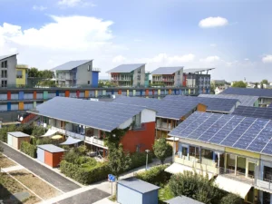 Barrio solar de Schlierberg en Friburgo con viviendas cubiertas de paneles solares