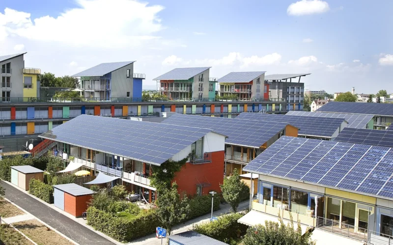 Barrio solar de Schlierberg en Friburgo con viviendas cubiertas de paneles solares