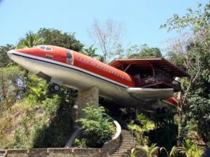 Casa Avión en Costa Rica, un antiguo Boeing 727 transformado en alojamiento sobre la selva