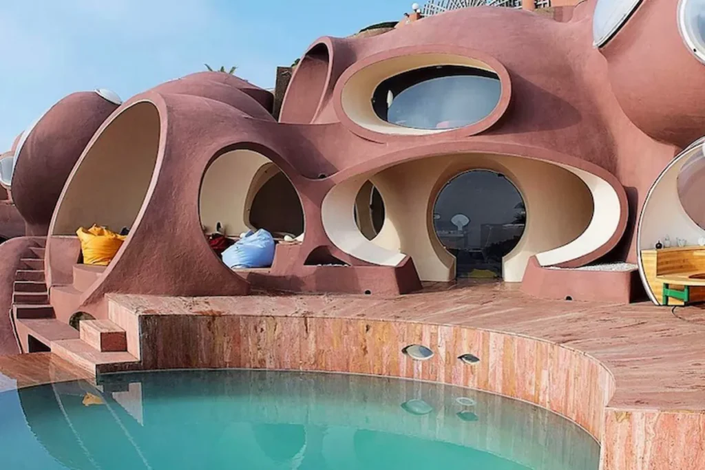 Palais Bulles en Cannes, Francia, una casa burbuja con formas esféricas y piscina frente al mar