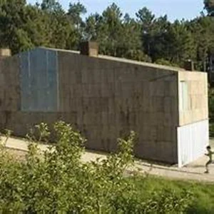 Fachada revestida de corcho natural en la Casa de Corcho en Esposende