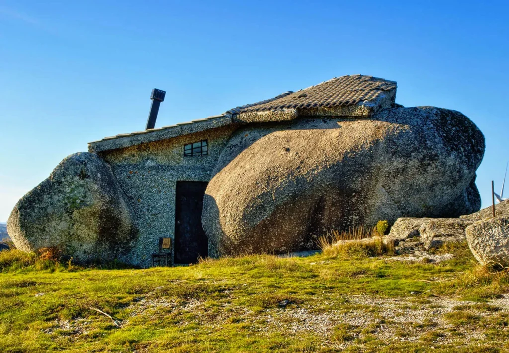 Casa do Penedo en Portugal, una vivienda construida entre rocas gigantes