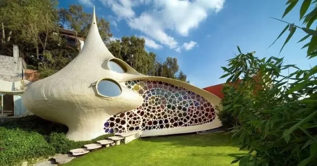 Casa Nautilus en México, vivienda con forma de caracol y vitrales multicolor