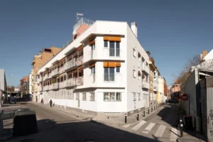 Fachada del edificio Entrepatios Las Carolinas en Madrid