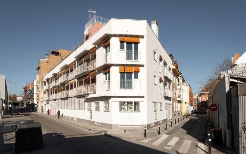 Fachada del edificio Entrepatios Las Carolinas en Madrid