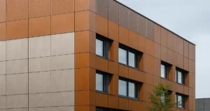 Fachada ventilada de edificio moderno con materiales ignífugos y estructura técnica expuesta