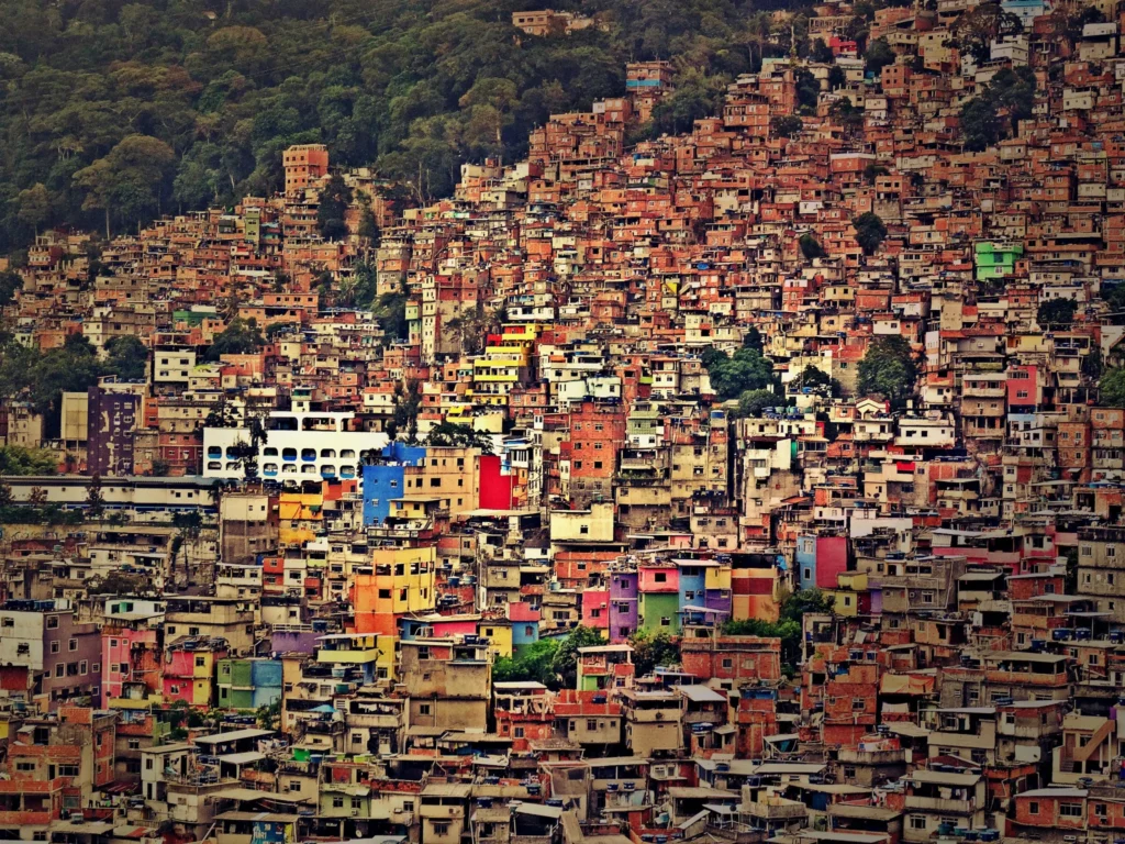 Perspectiva general de una favela en Latinoamérica con viviendas densas y coloridas