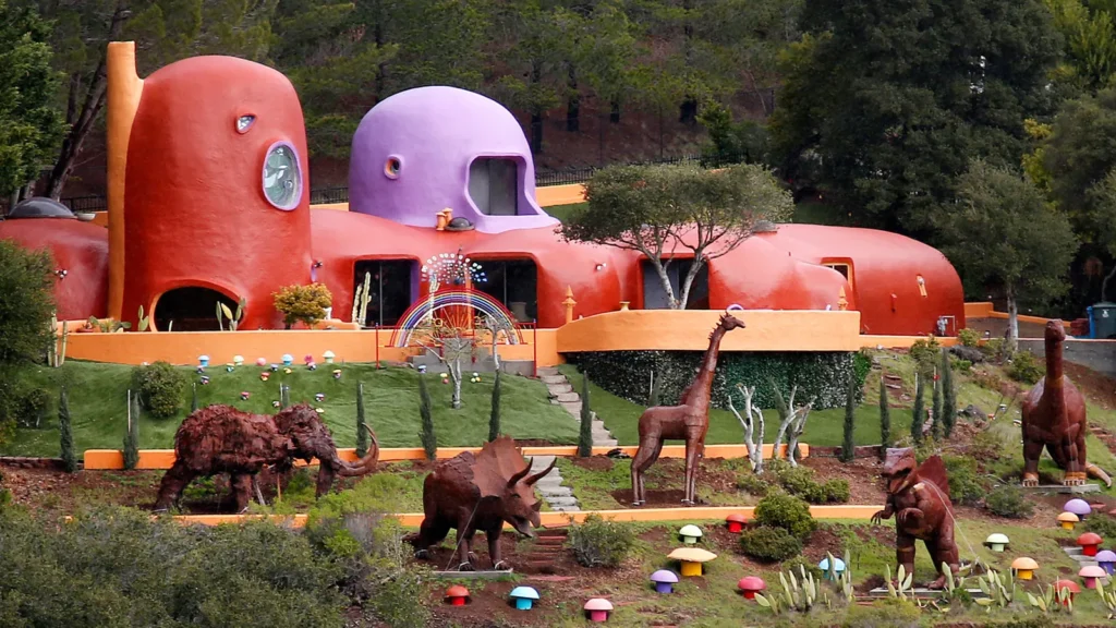 Flintstones House en Hillsborough, una vivienda colorida inspirada en la serie Los Picapiedra