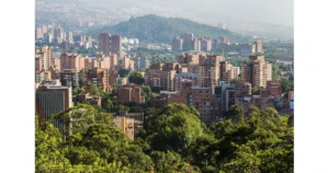 Vista panorámica de Medellín, Colombia, zona clave para invertir en vivienda en 2025