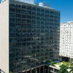 Vista aérea de la fachada sur del Palacio Gustavo Capanema, edificio modernista de Río de Janeiro rodeado de edificios y vegetación