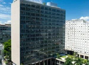Vista aérea de la fachada sur del Palacio Gustavo Capanema, edificio modernista de Río de Janeiro rodeado de edificios y vegetación