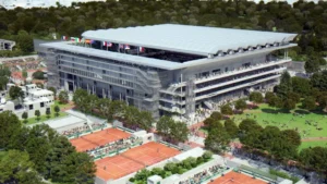 Vista aérea del estadio Roland Garros 2025 con techo solar y arquitectura sostenible rodeada de zonas verdes y pistas de tenis