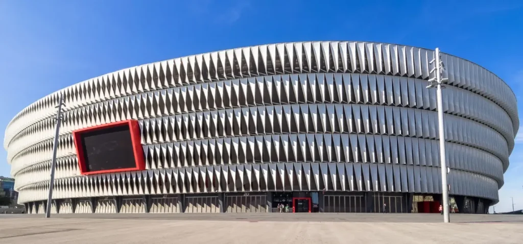 Estadio San Mamés iluminado al atardecer con cartel de la final de la Europa League 2025