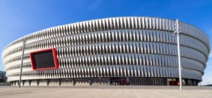 Estadio San Mamés iluminado al atardecer con cartel de la final de la Europa League 2025