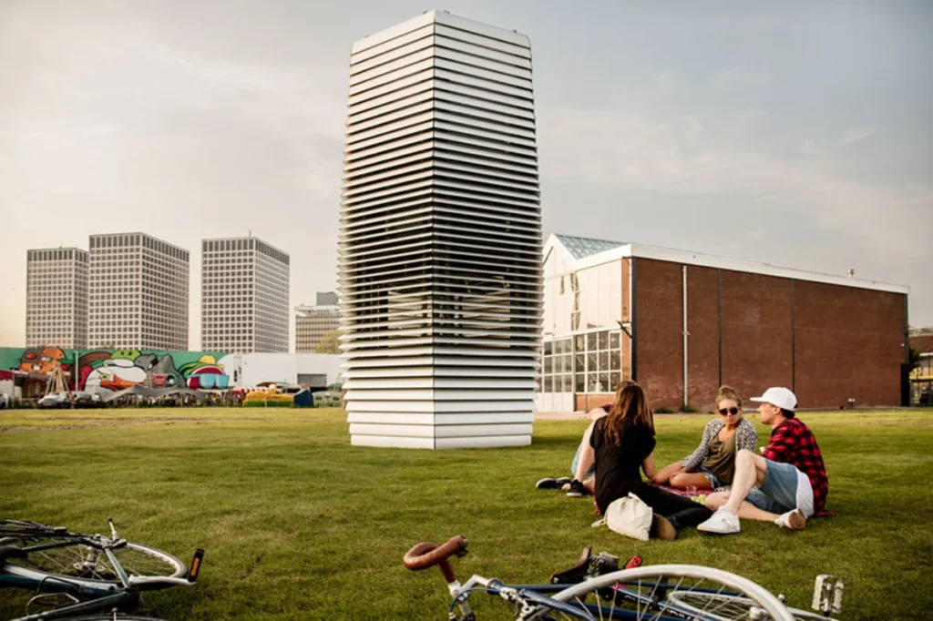 Torre Smog Free purificando el aire en un parque urbano