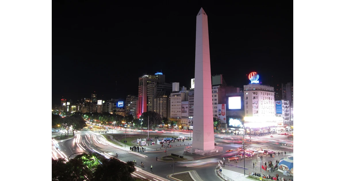 Imagen urbana de Buenos Aires con enfoque en vivienda asequible en Argentina.