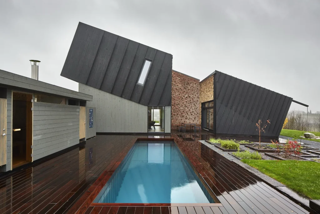 Fachada de la ZEB Pilot House en Noruega, arquitectura sostenible con piscina y cubierta inclinada