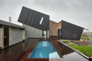 Fachada de la ZEB Pilot House en Noruega, arquitectura sostenible con piscina y cubierta inclinada