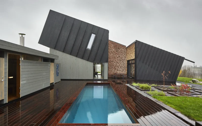 Fachada de la ZEB Pilot House en Noruega, arquitectura sostenible con piscina y cubierta inclinada