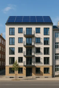 Edificio urbano de cinco plantas con fachada clara y cubierta solar fotovoltaica orientada a