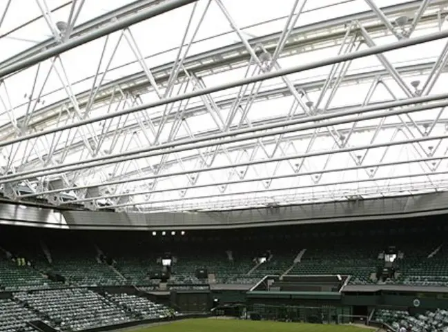 Vista de la cubierta retráctil de la pista central de Wimbledon con gradas llenas durante el torneo