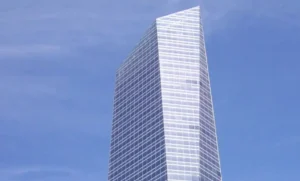Fachada acristalada de la Torre de Cristal en Madrid, el rascacielos más alto de España