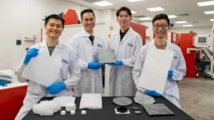Investigadores de la Universidad Nacional de Singapur con muestras de aerogeles reciclados