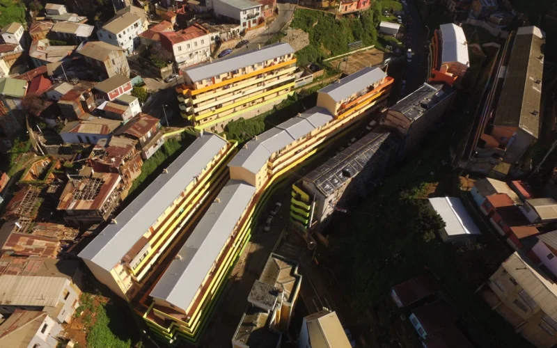 Alquiler social en Chile: vista aérea de viviendas protegidas en Valparaíso