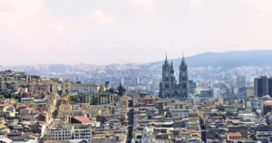Centro histórico y skyline de Quito