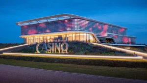 Fachada del Holland Casino Venlo iluminada por la noche con diseño LED interactivo en forma de flor