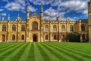 Fachada de la Universidad de Cambridge, donde se investiga cemento reciclado con cero emisiones