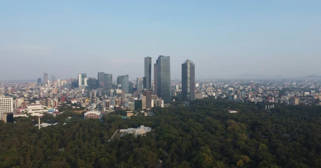 Vista panorámica de la Ciudad de México, con enfoque en vivienda asequible 2026