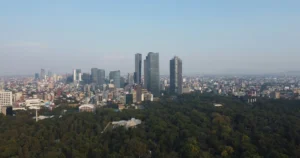 Vista panorámica de la Ciudad de México, con enfoque en vivienda asequible 2026