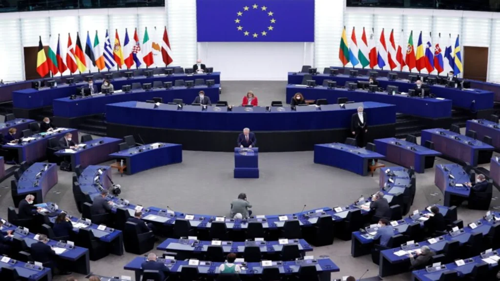 Vista general del Parlamento Europeo como símbolo de las políticas europeas de vivienda