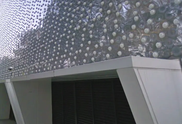 Detalle de fachada del edificio EcoARK en Taiwán con botellas PET recicladas ensambladas como Polli-Bricks
