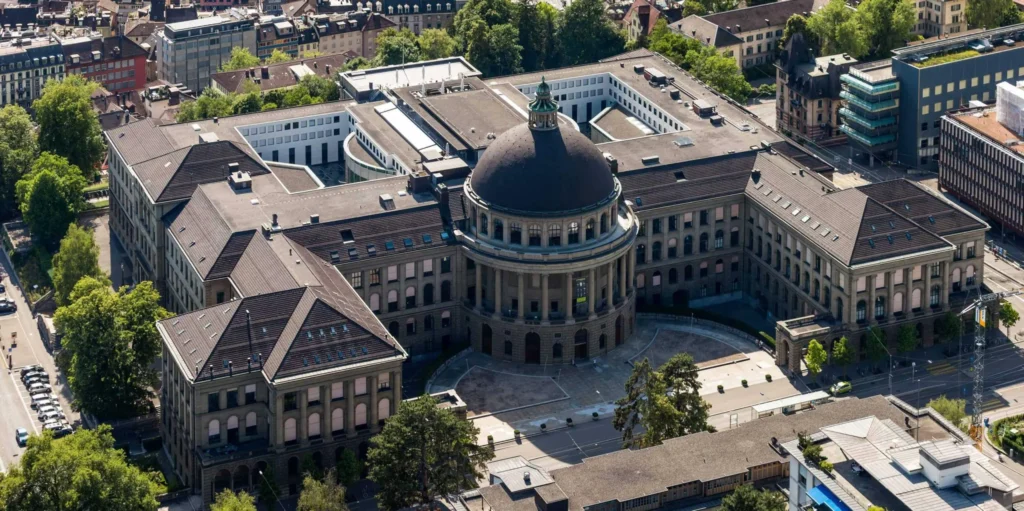 Vista aérea de la ETH Zúrich, epicentro de la construcción circular con barro y madera en Europa