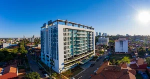 Edificio residencial moderno en Asunción, Paraguay, con entorno urbano y cielo despejado