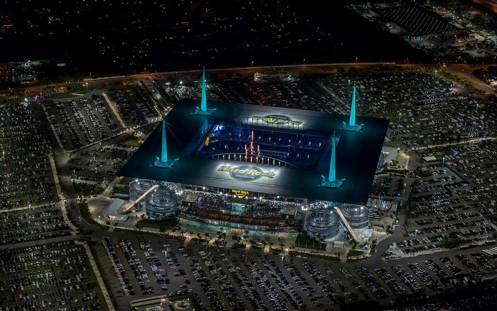 Vista aérea nocturna del Hard Rock Stadium en Miami, sede del Mundial de Clubes 2025