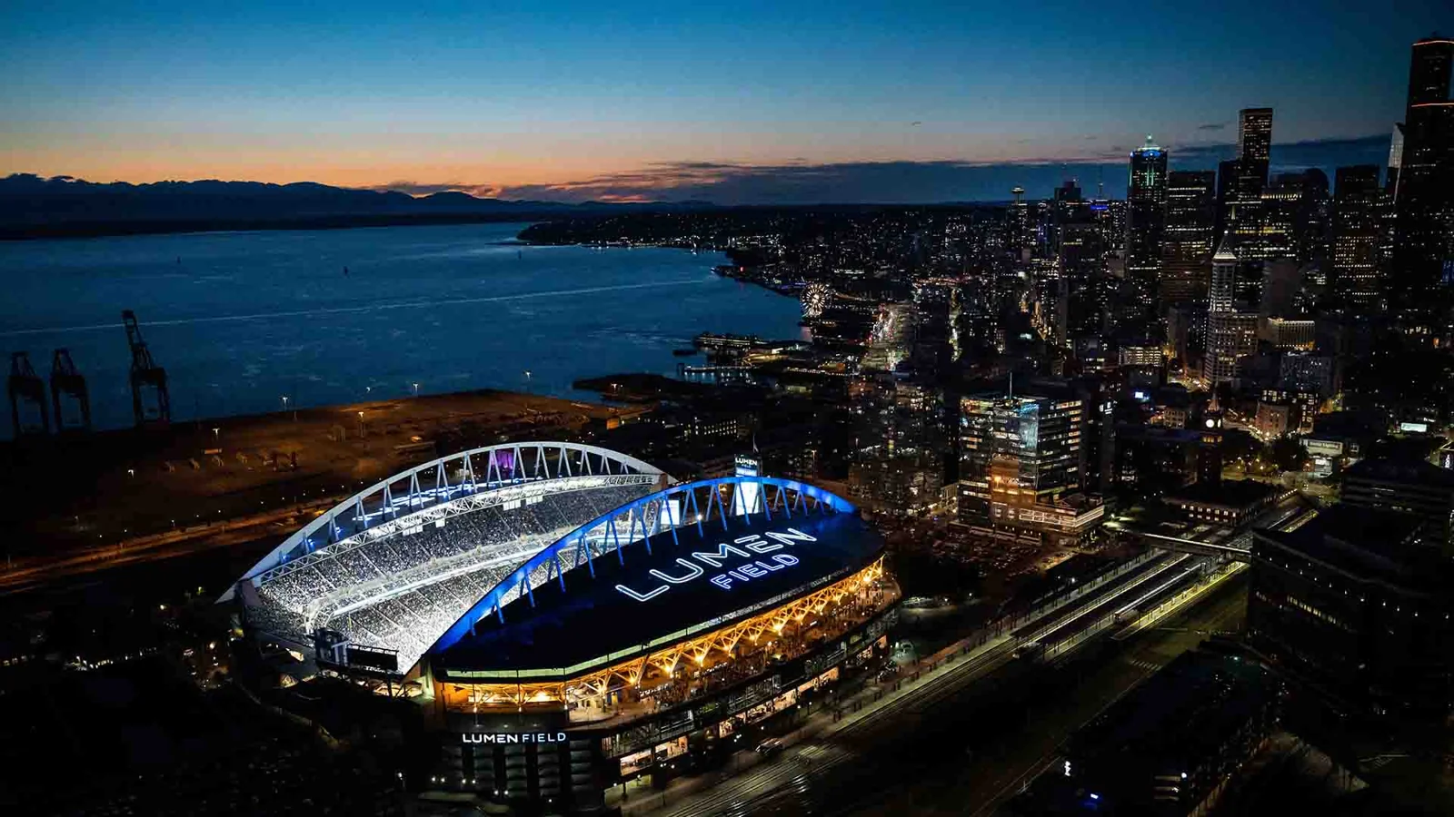 Vista nocturna del Lumen Field en Seattle, sede del Mundial de Clubes 2025 con el skyline al fondo