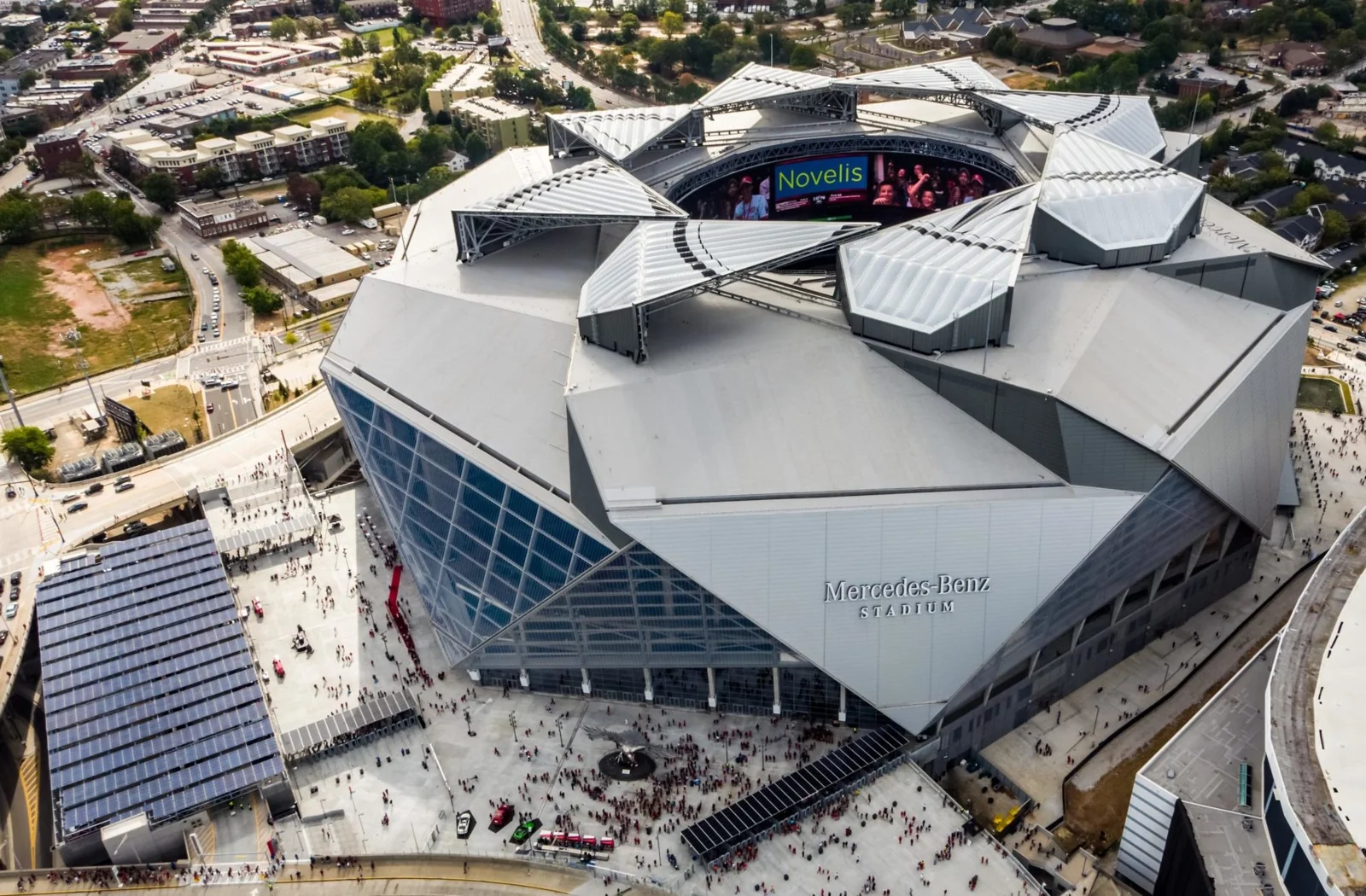Vista aérea del exterior del Mercedes-Benz Stadium en Atlanta, sede del Mundial de Clubes 2025