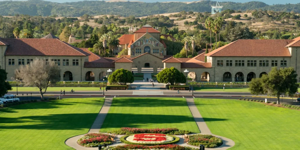 Vista frontal del campus de la Universidad de Stanford, pionera en el desarrollo de paneles solares impresos.