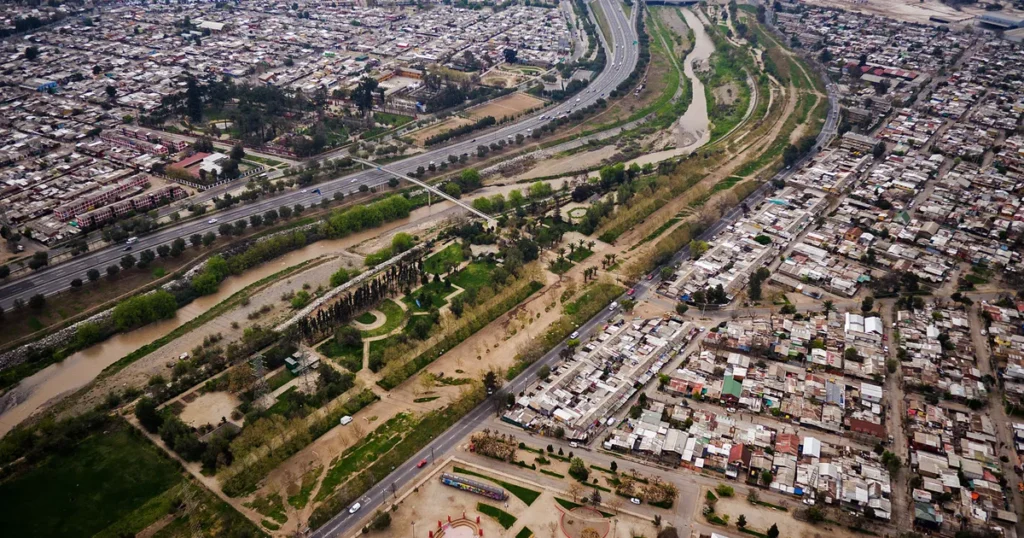 Vista aérea del Parque Mapocho Río en Santiago de Chile